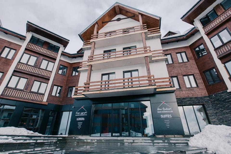 Property building, Facade/entrance, Day, Neighbourhood, Winter, Balcony/Terrace, City view
