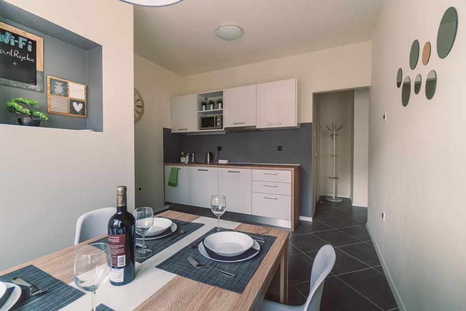 Coffee/tea facilities, Kitchen or kitchenette, Dining area