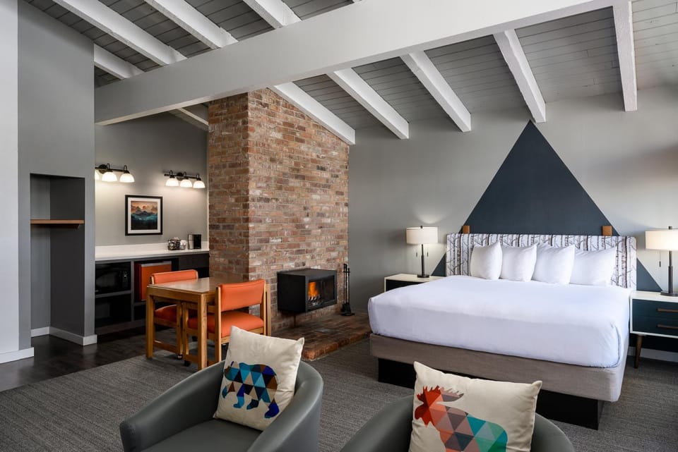 Coffee/tea facilities, Kitchen or kitchenette, Seating area, Dining area, Bedroom, flat iron, minibar