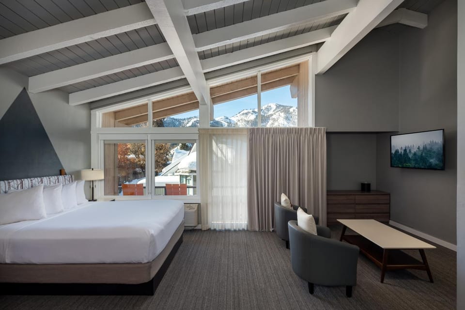 Seating area, Bedroom, Mountain view