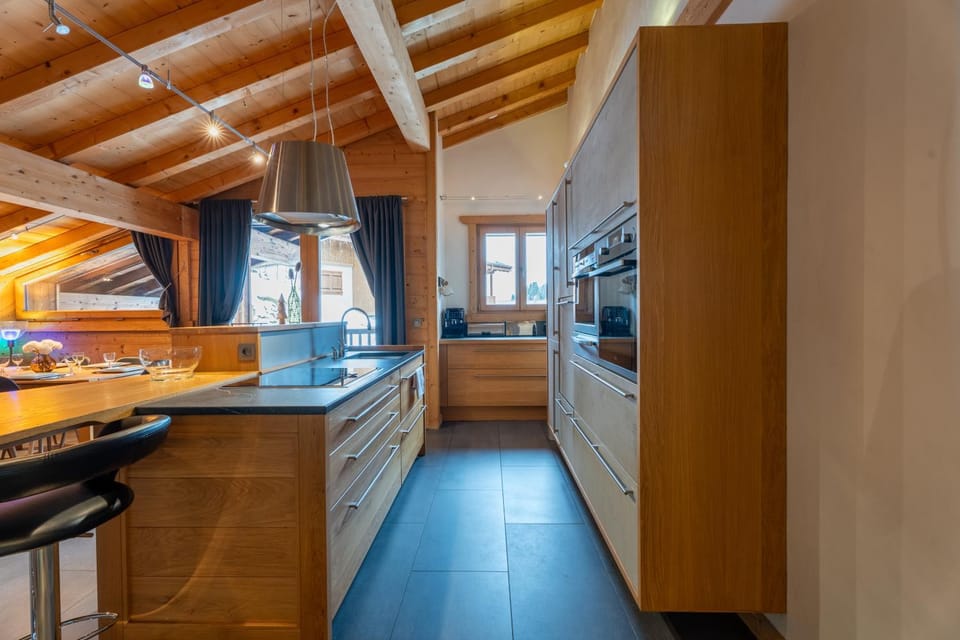 Kitchen or kitchenette, dishwasher, minibar, oven, stove