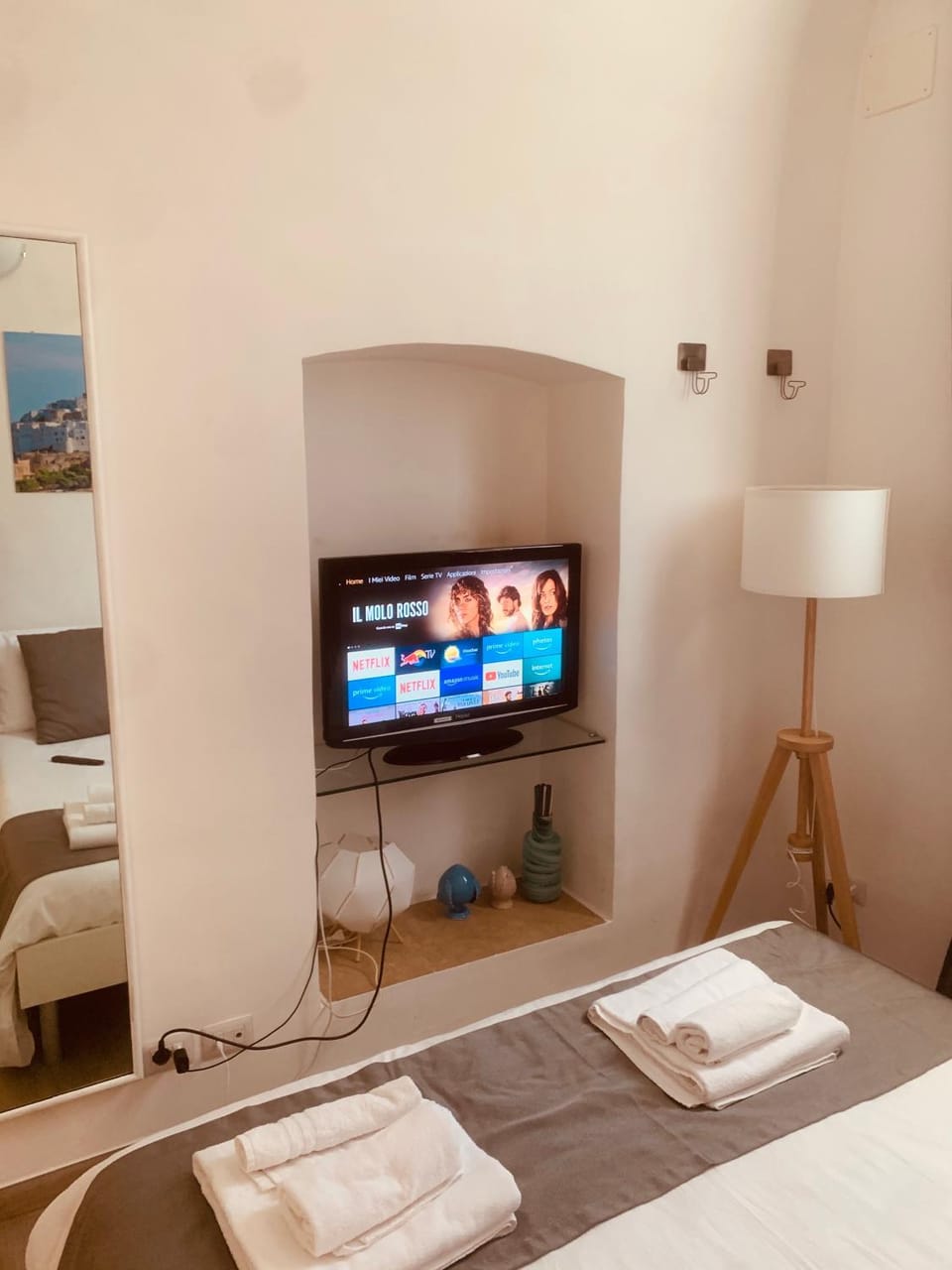 Bed, TV and multimedia, Photo of the whole room, Bedroom, towels