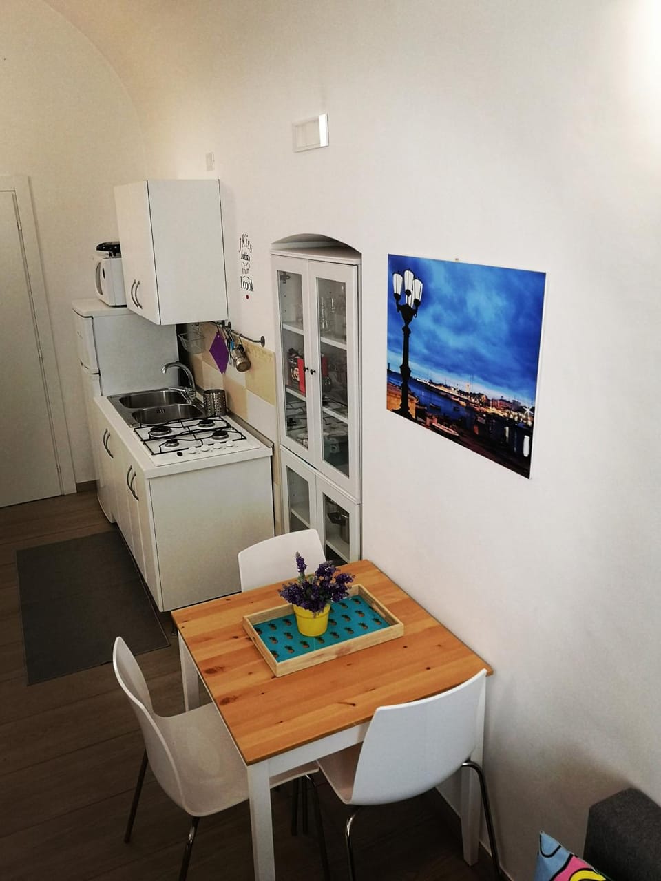 Kitchen or kitchenette, Dining area, microwave, stove