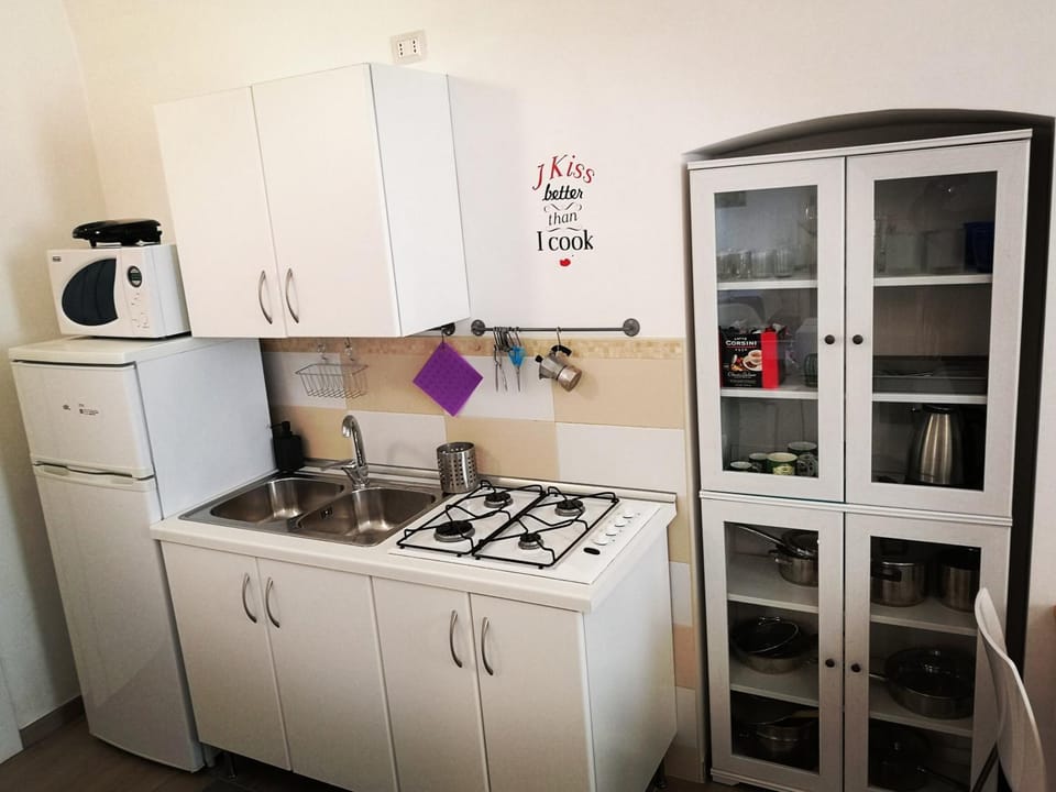Coffee/tea facilities, Kitchen or kitchenette, microwave, stove, toaster