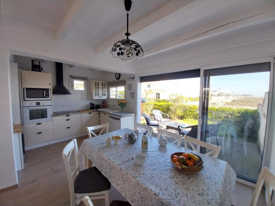 Kitchen or kitchenette, Dining area, dishwasher, stove