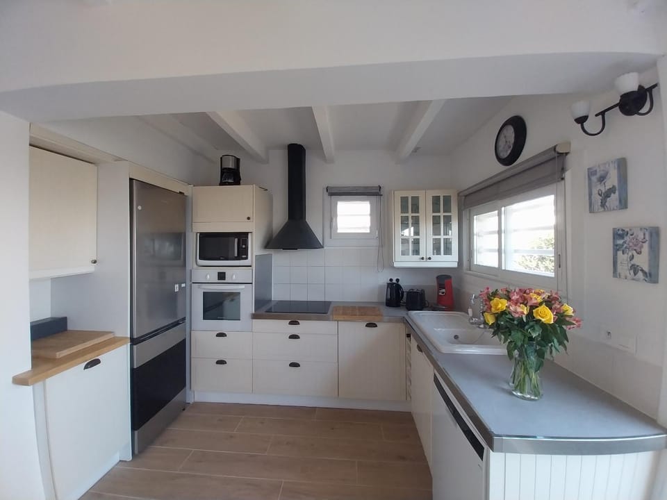 Kitchen or kitchenette, dishwasher, oven, stove