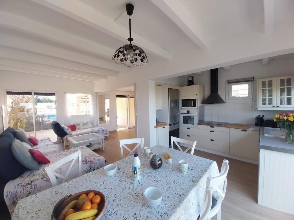 Kitchen or kitchenette, Living room, Dining area