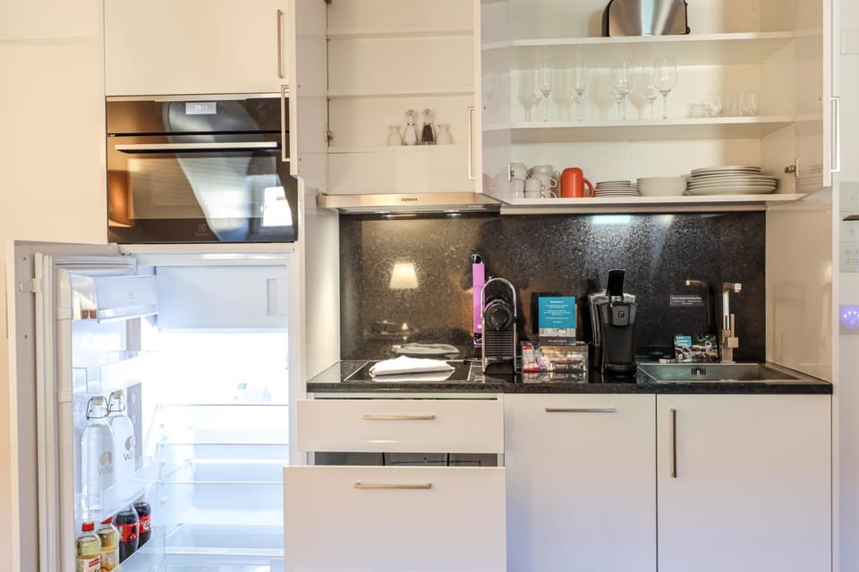 Coffee/tea facilities, Kitchen or kitchenette, minibar, kitchen