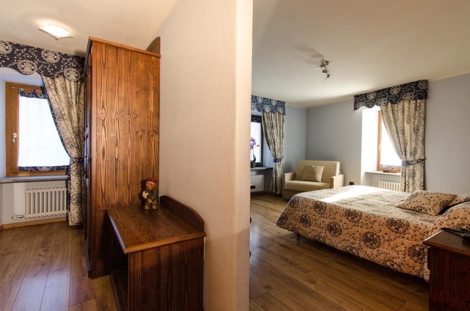 Bathroom, Balcony/Terrace, Bedroom, Pets