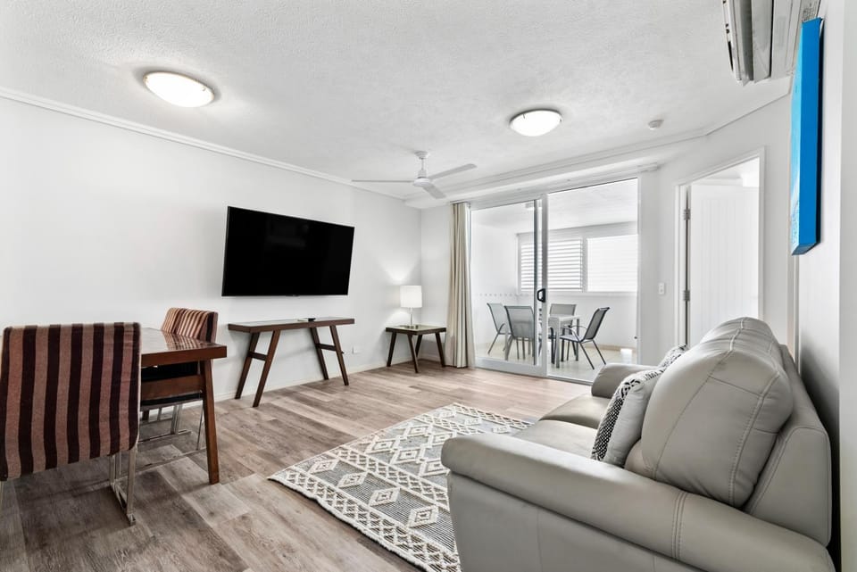 TV and multimedia, Living room, Lounge or bar, Dining area