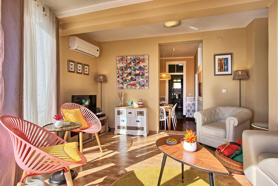 TV and multimedia, Living room, Seating area, air conditioner