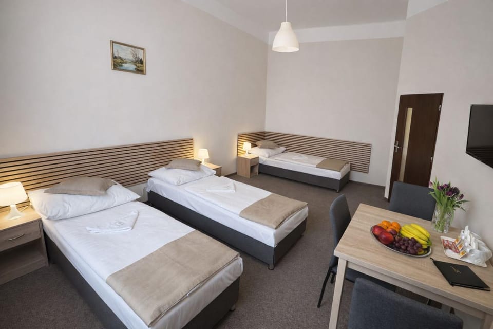 Bed, TV and multimedia, Photo of the whole room, Bedroom, towels
