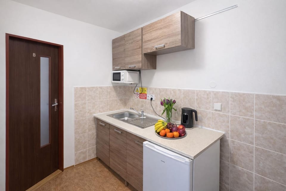 Kitchen or kitchenette, Food and drinks, oven, stove