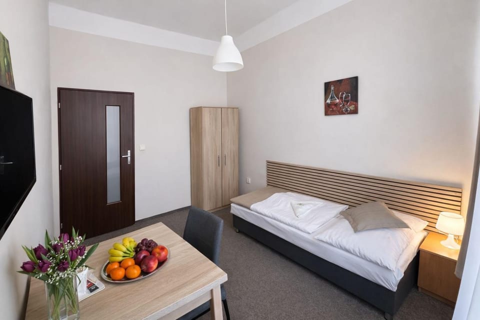 Bed, TV and multimedia, Photo of the whole room, Bedroom, wardrobe