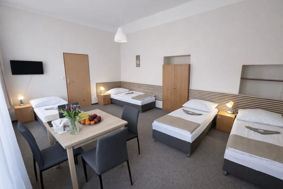 Bed, TV and multimedia, Photo of the whole room, Bedroom, towels