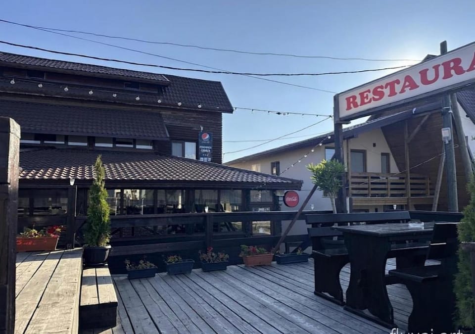 Property building, Restaurant/places to eat, Balcony/Terrace