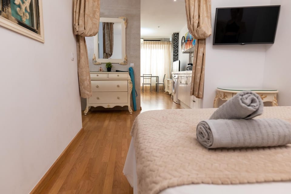 Bed, TV and multimedia, Photo of the whole room, Bedroom, towels
