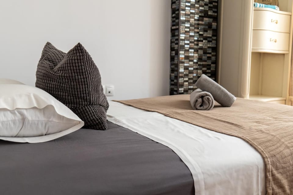 Bed, Photo of the whole room, Bedroom, towels