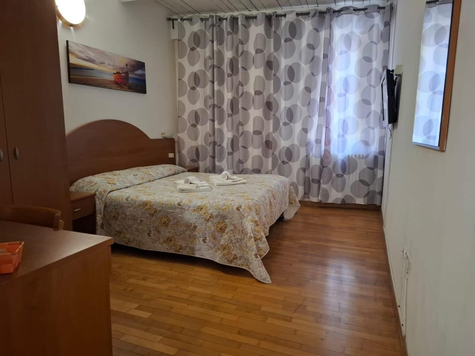 Bedroom, locker