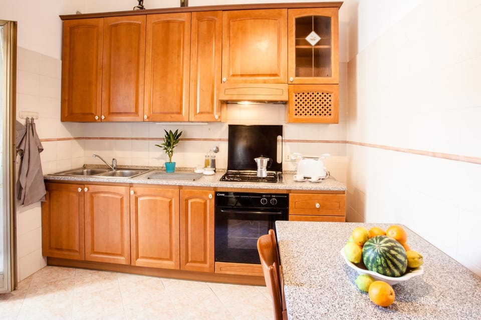 Coffee/tea facilities, Kitchen or kitchenette, stove