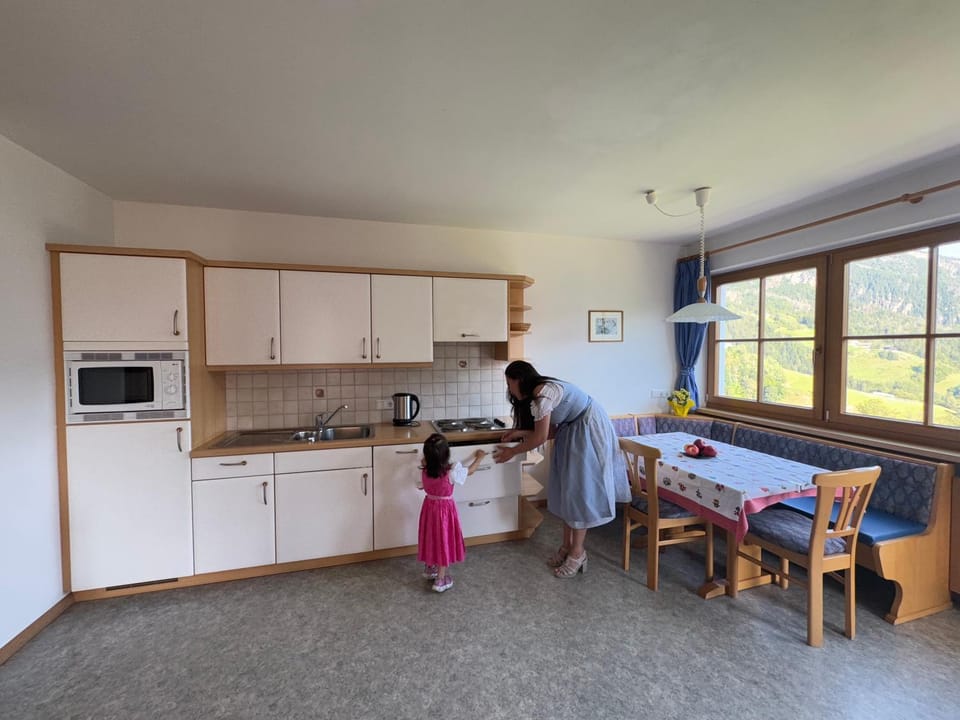 Kitchen or kitchenette, Dining area, stove