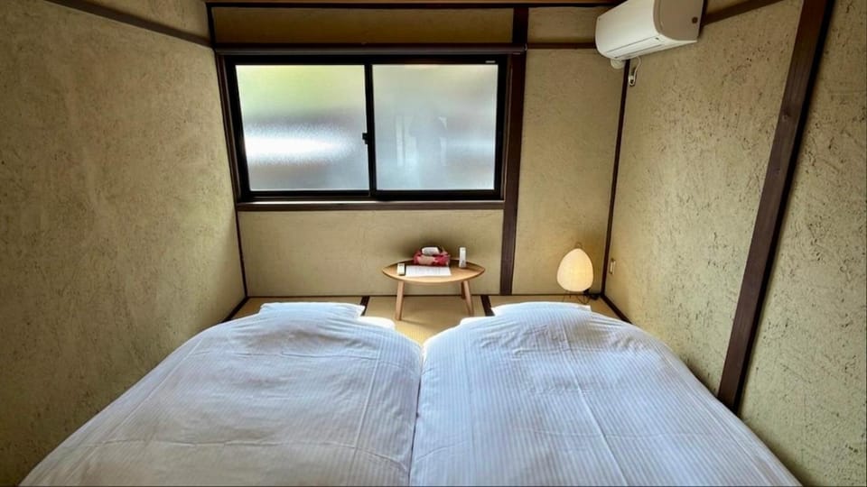 Photo of the whole room, Bedroom, air conditioner