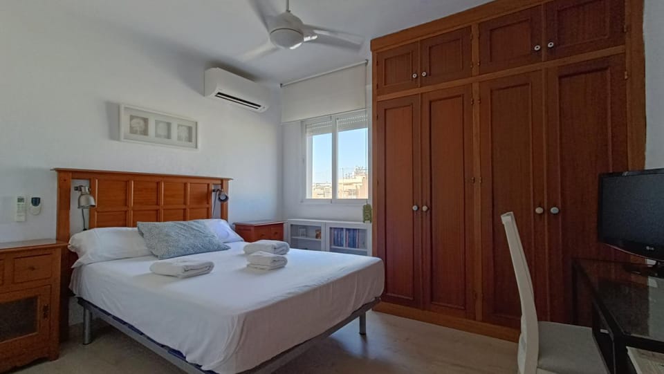 Bed, TV and multimedia, Bedroom, City view, wardrobe, air conditioner
