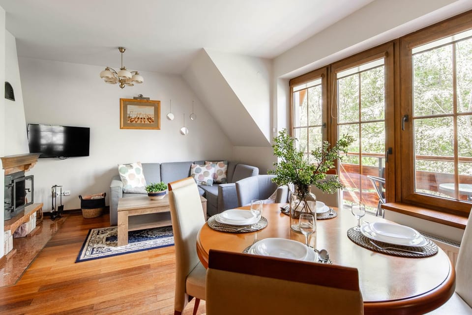 TV and multimedia, Living room, Seating area, Dining area