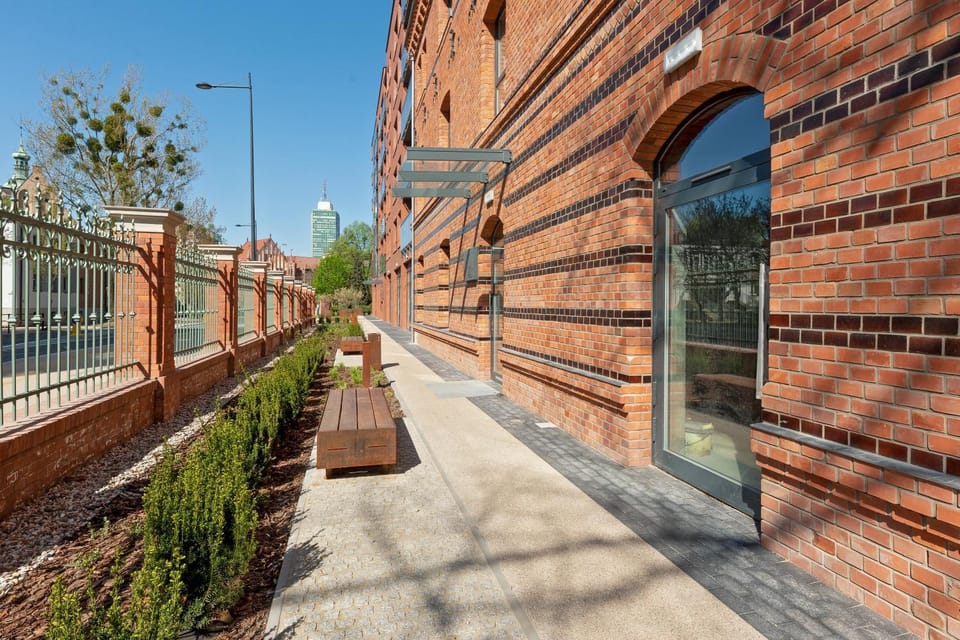 Facade/entrance, Neighbourhood