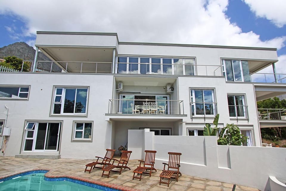 cormorant apartment at Dolphin Crest Villa Apartment in Camps Bay