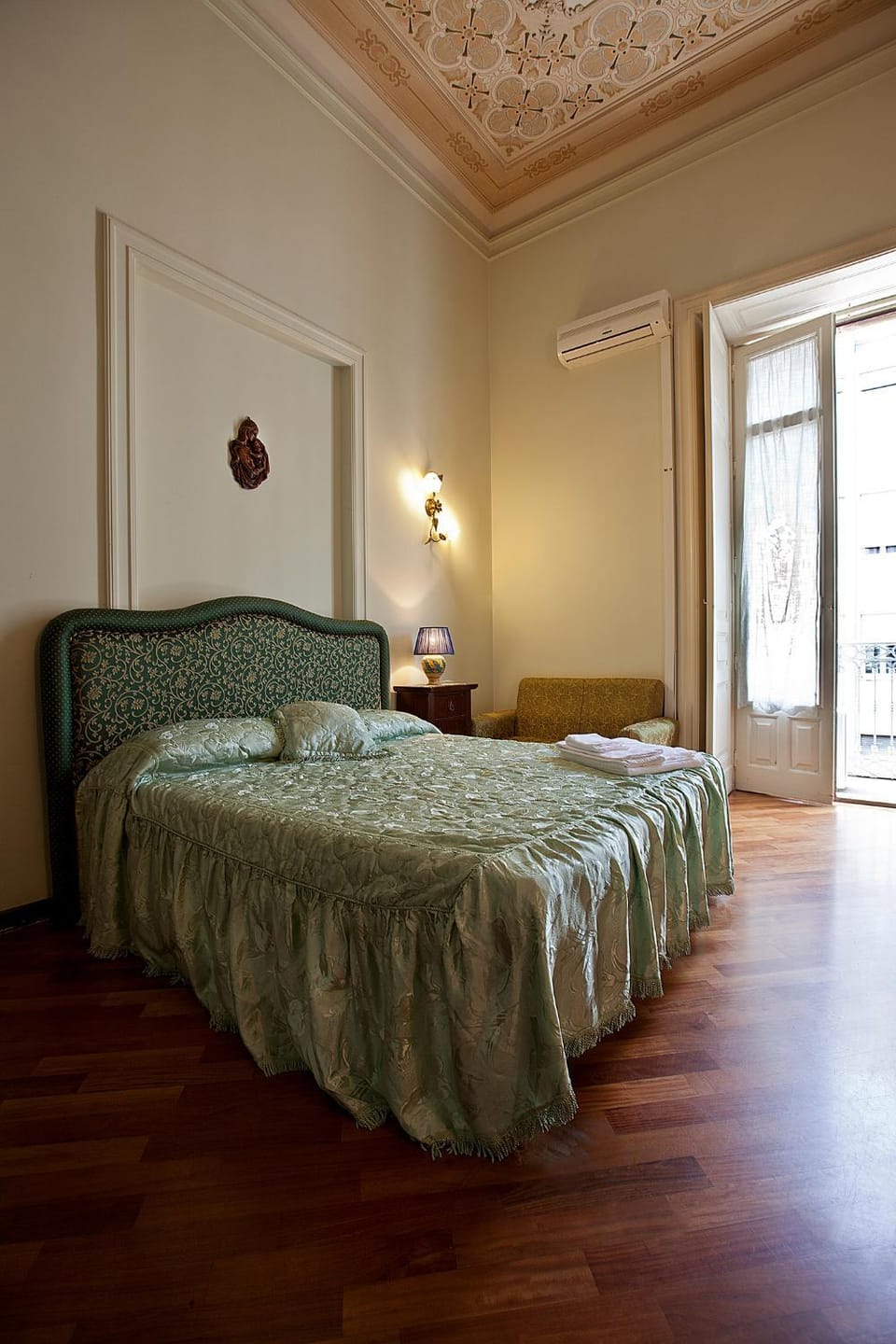 Day, Photo of the whole room