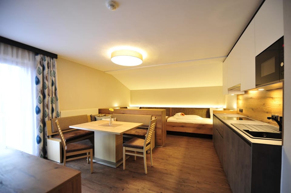 Kitchen or kitchenette, Seating area, Dining area