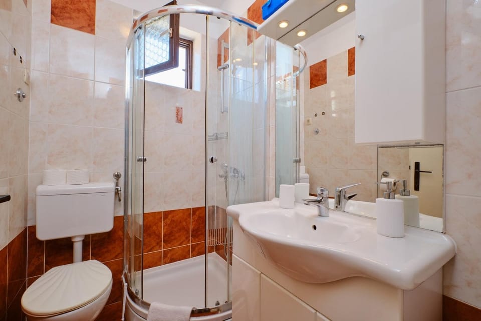 Shower, Toilet, towels