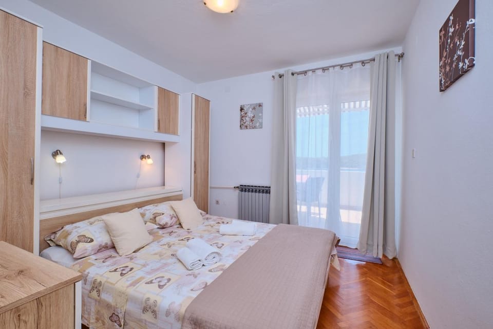 Bed, Photo of the whole room, Bedroom, internet, wardrobe