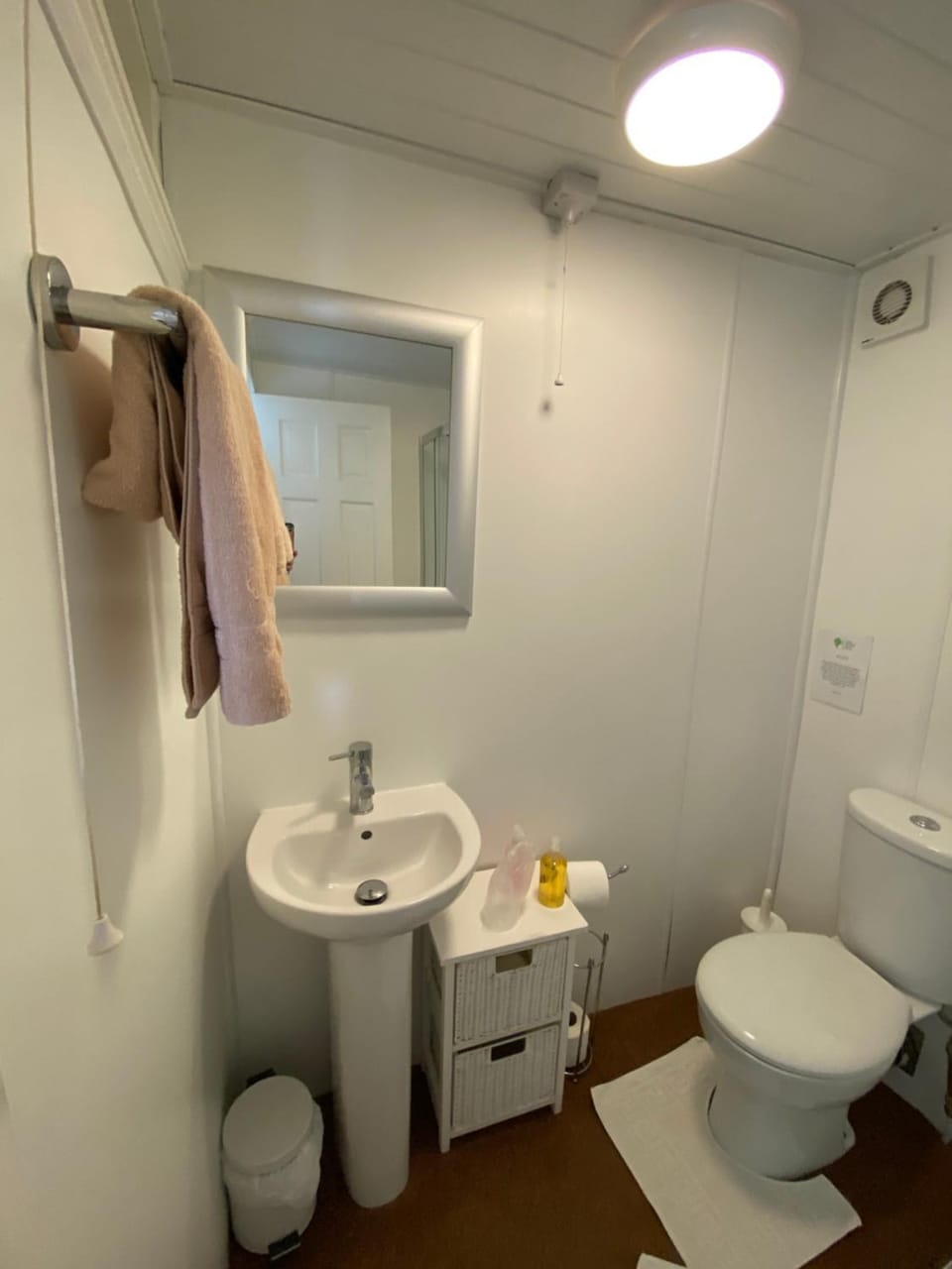 Toilet, towels
