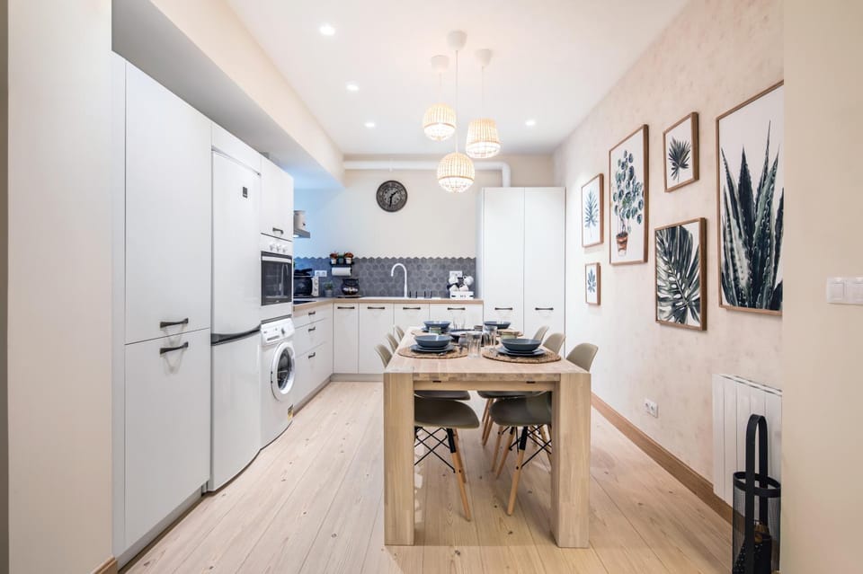 Kitchen or kitchenette, Dining area, oven