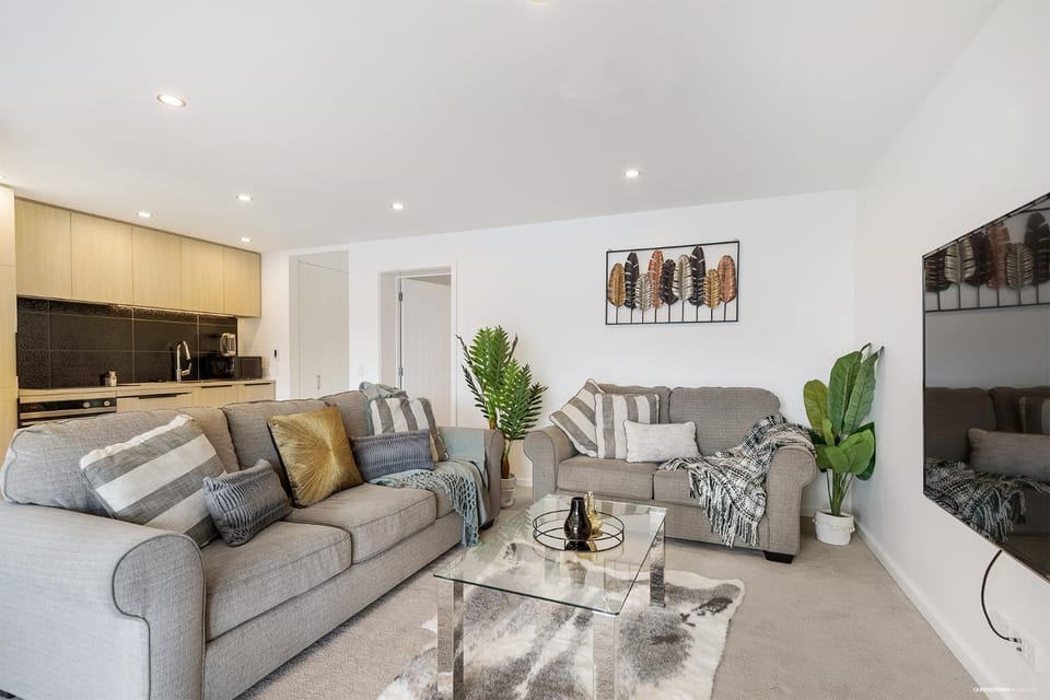 TV and multimedia, Kitchen or kitchenette, Living room, Seating area, Dining area