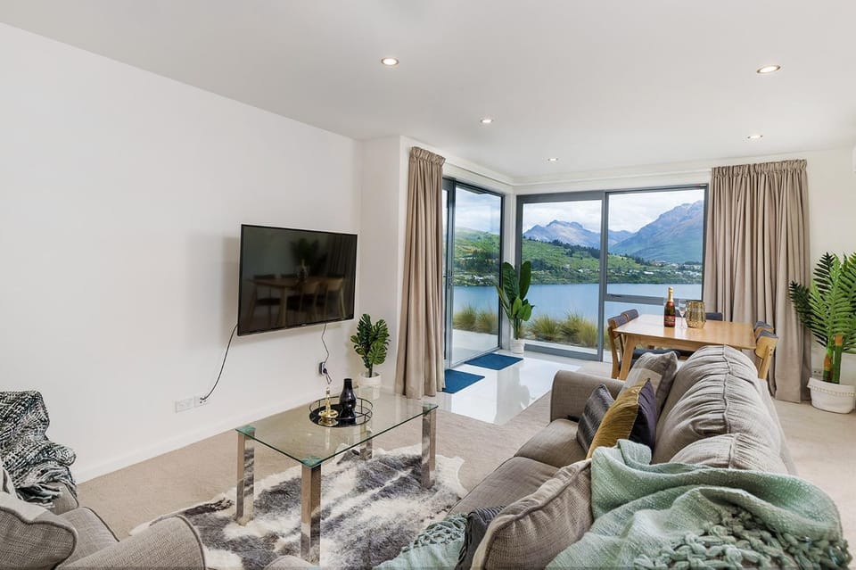 Natural landscape, TV and multimedia, Living room, Seating area, Evening entertainment, Lake view, Mountain view