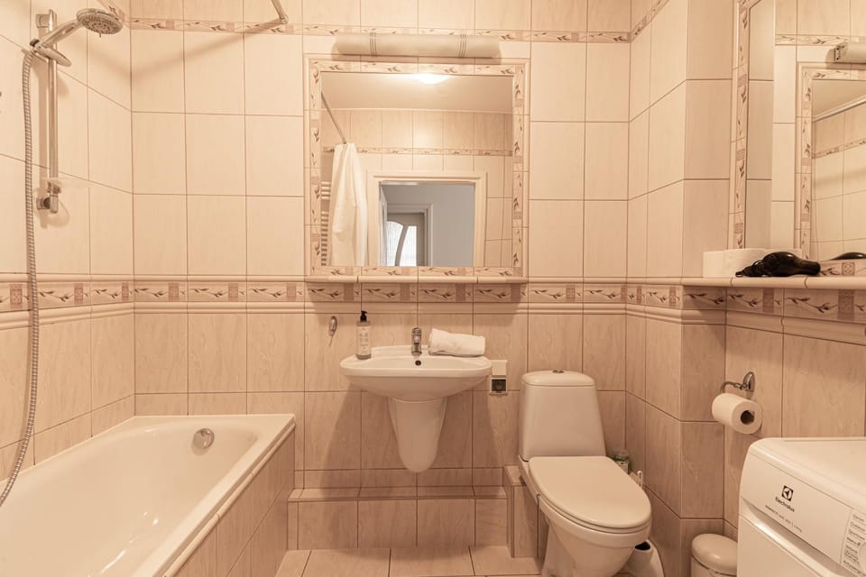 Shower, Toilet, Bathroom, Bath, towels