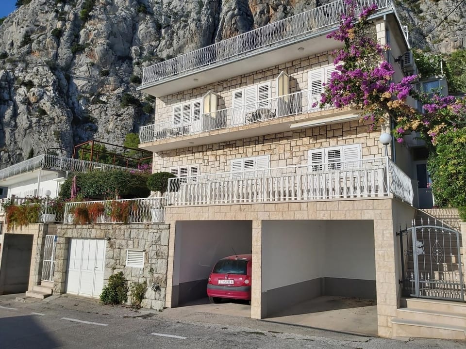 Property building, Facade/entrance, Off site