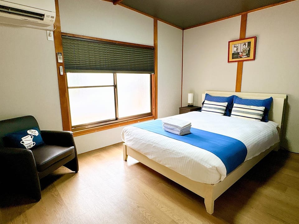 Bed, Photo of the whole room, Bedroom, air conditioner