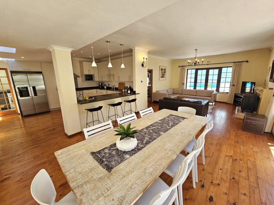 Communal lounge/ TV room, TV and multimedia, Kitchen or kitchenette, Living room, Seating area, Dining area