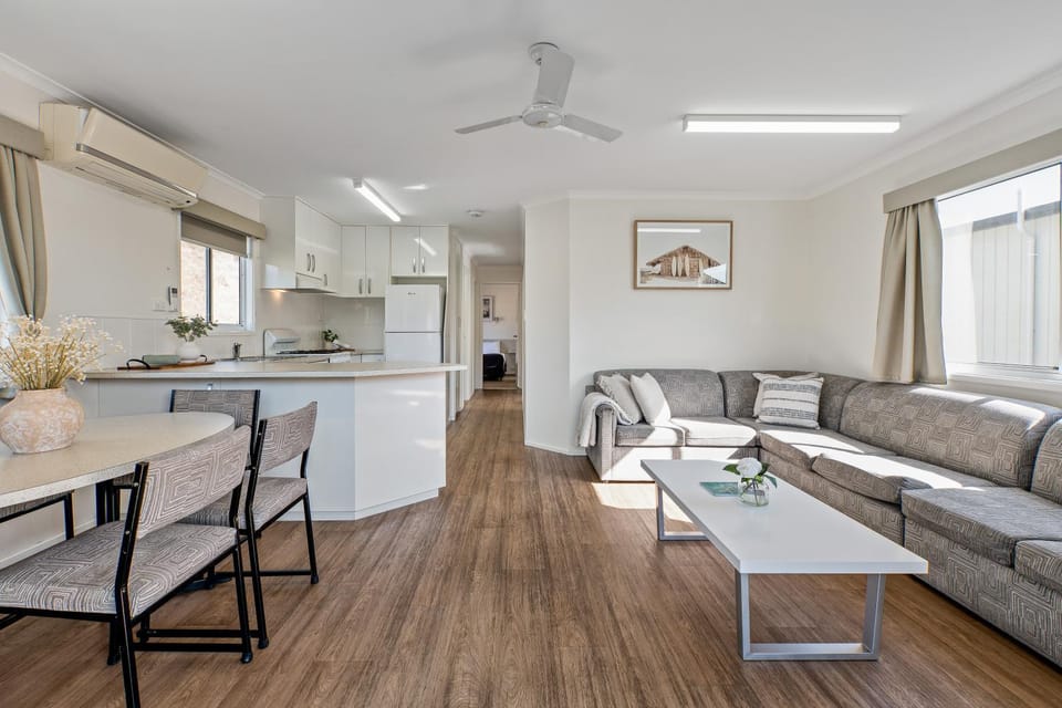 Kitchen or kitchenette, Living room, Seating area, air conditioner