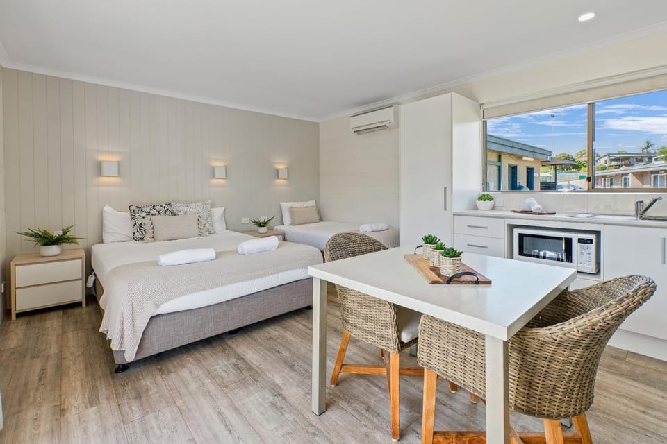 Bed, Kitchen or kitchenette, Seating area, Dining area, Bedroom