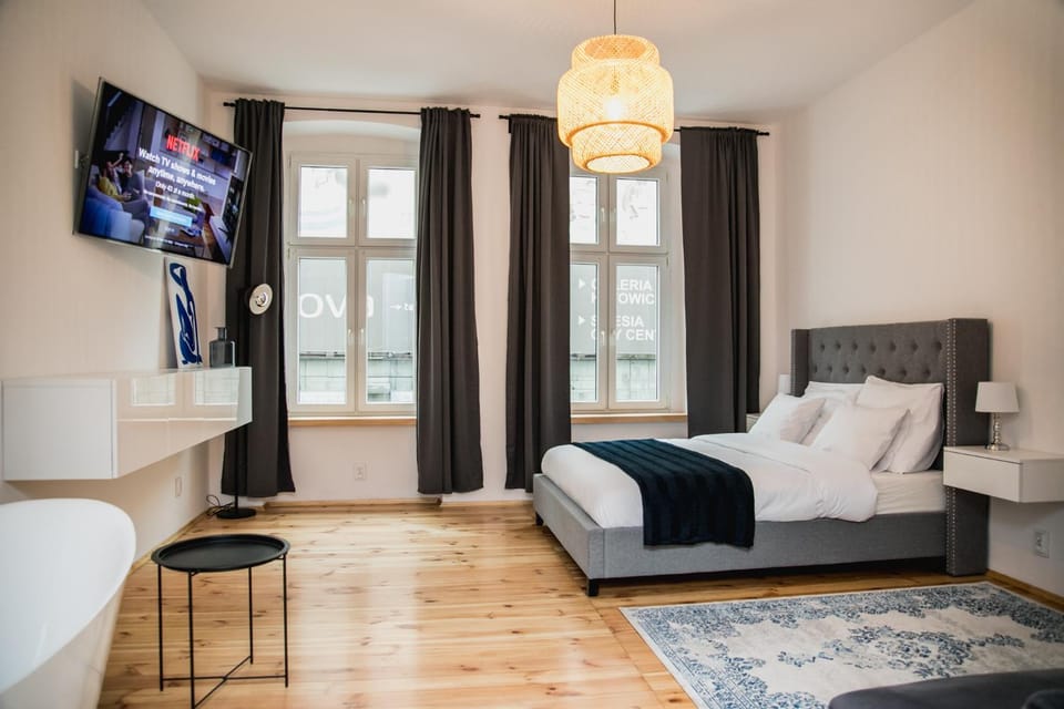 Bed, TV and multimedia, Photo of the whole room, City view