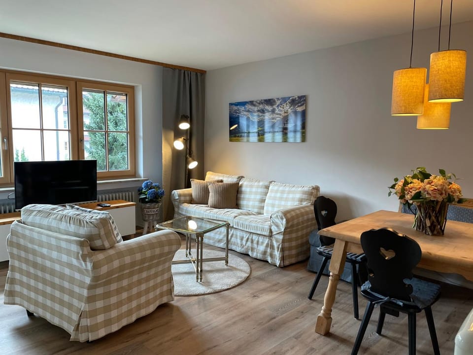 Living room, Seating area, Dining area