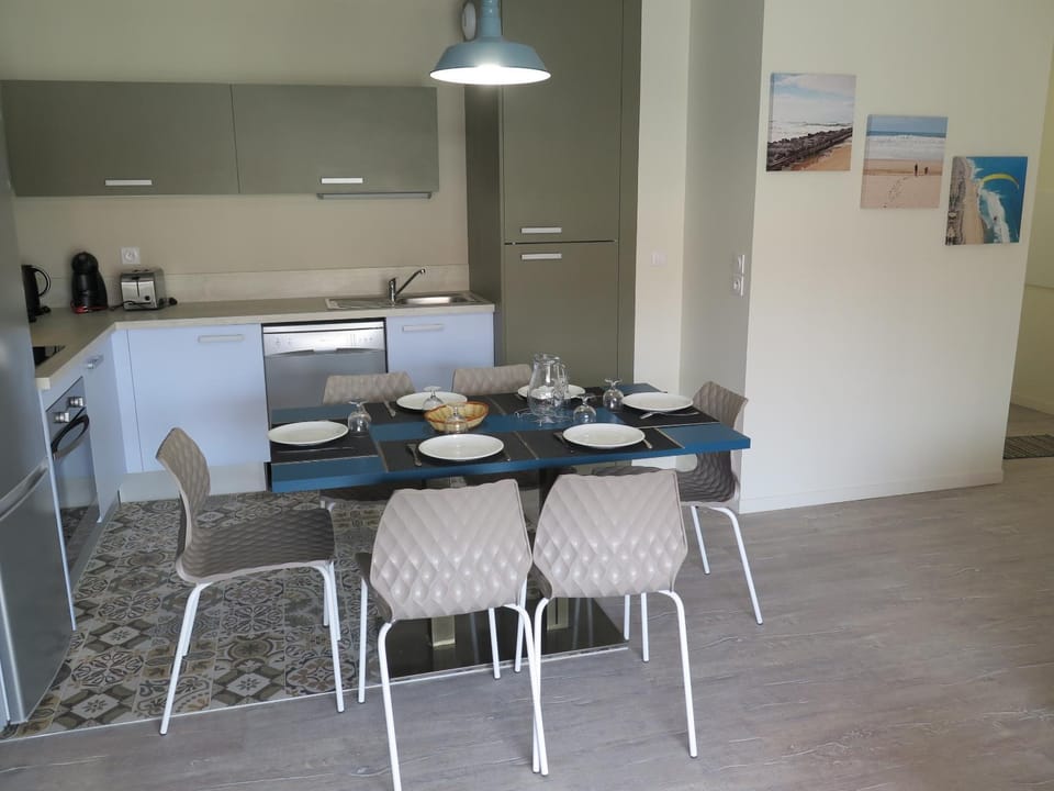 Kitchen or kitchenette, Dining area