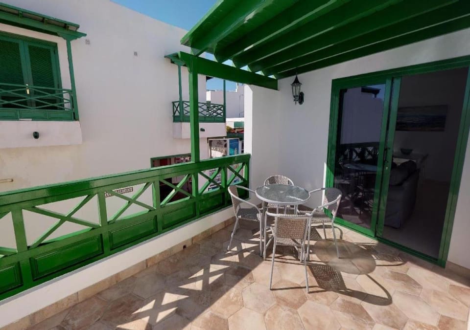 Balcony/Terrace, Dining area, Beach, Street view, internet, sunbed, towels, air conditioner