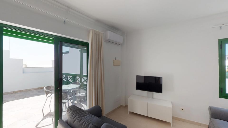 TV and multimedia, Balcony/Terrace, Living room, Dining area, Beach, internet, towels, air conditioner