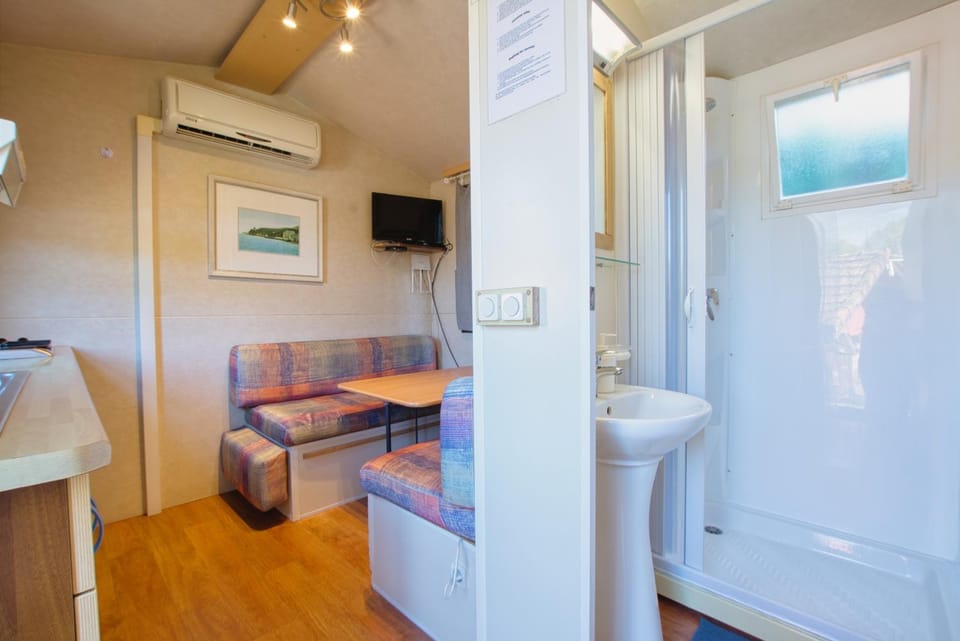 Shower, Bathroom, air conditioner